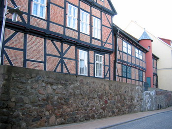 Burgstra�e mit Resten der Stadtmauer